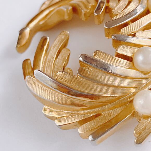 VTG Signed Trifari Brooch Mid Century Gold Tone Faux Pearl Swirl Leaf 1950s - Picture 6 of 11